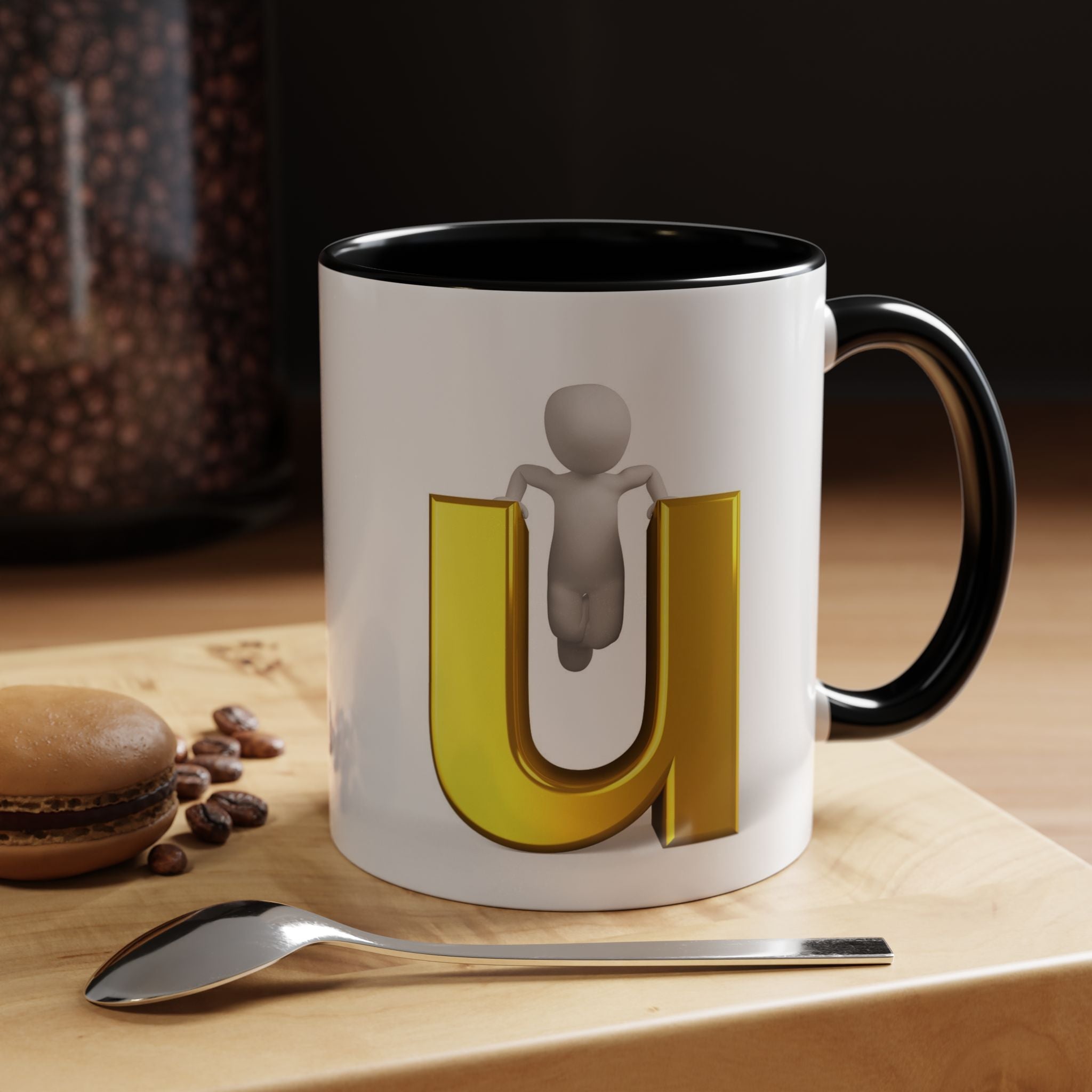 Mug de café accentué avec une personne 3D accrochée à la lettre U en or