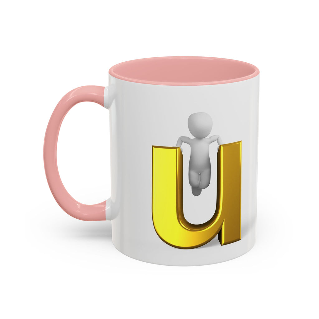 Mug de café accentué avec une personne 3D accrochée à la lettre U en or