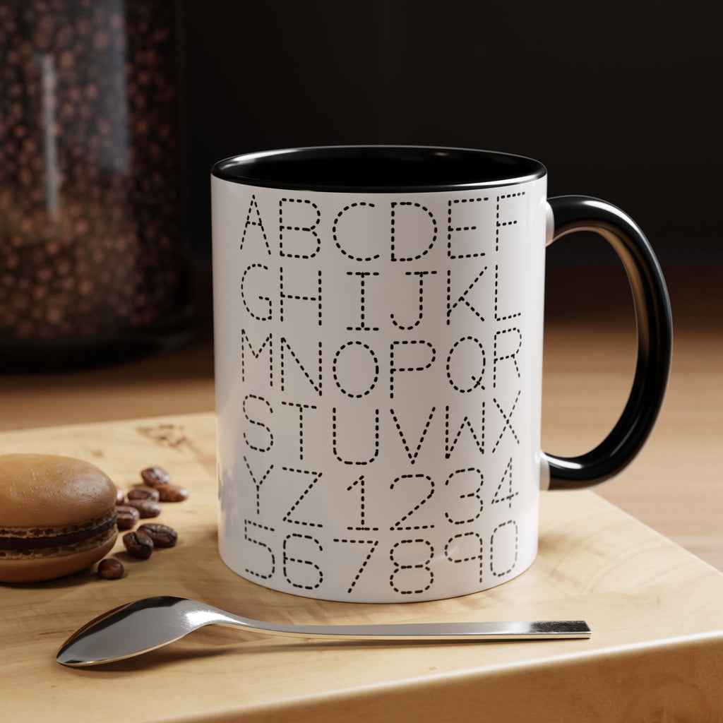 Kaffeetasse mit gepunkteten Buchstaben und Zahlen