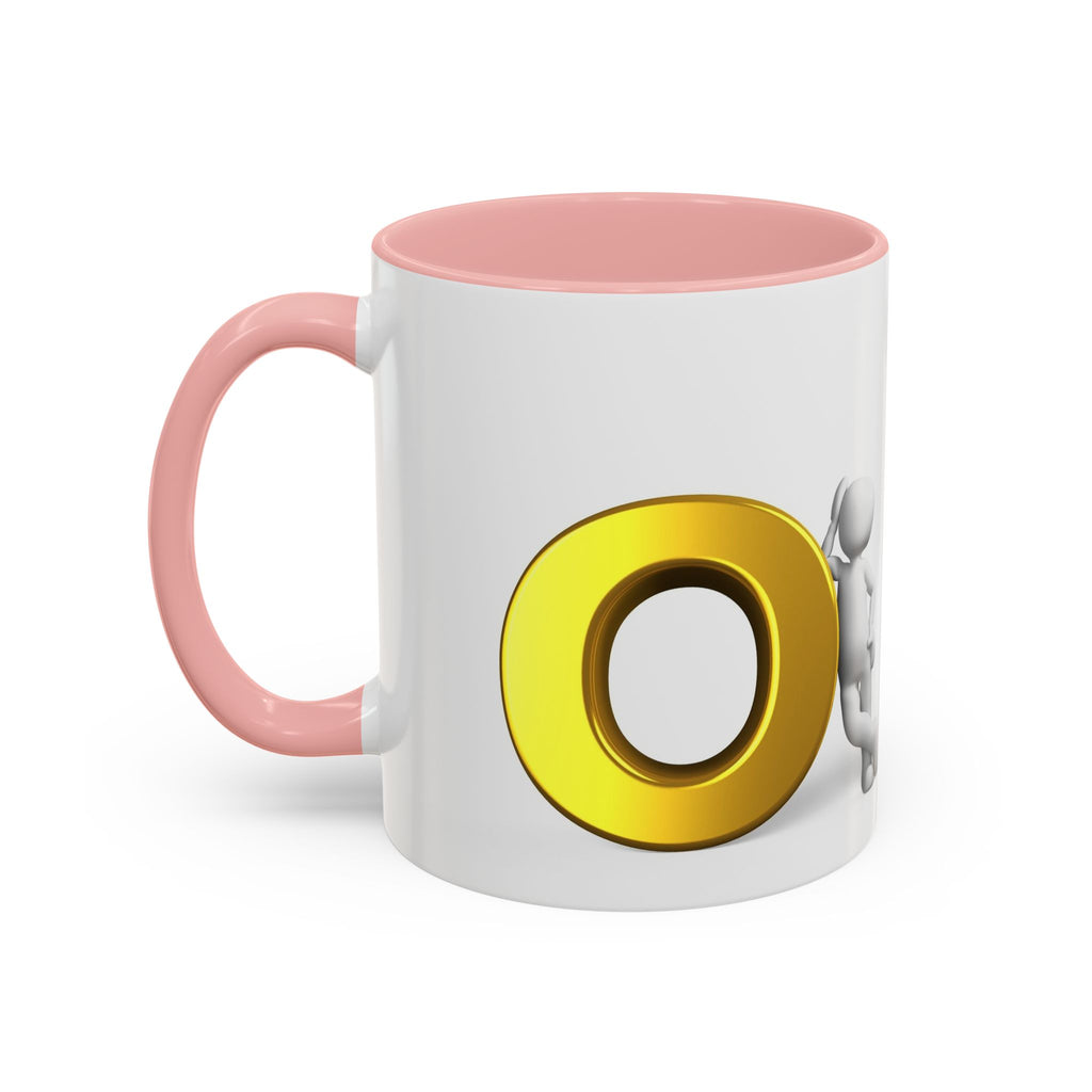 3D Strichmännchen, das sich an Goldbuchstaben O Tasse lehnt | Akzent-Kaffeetasse