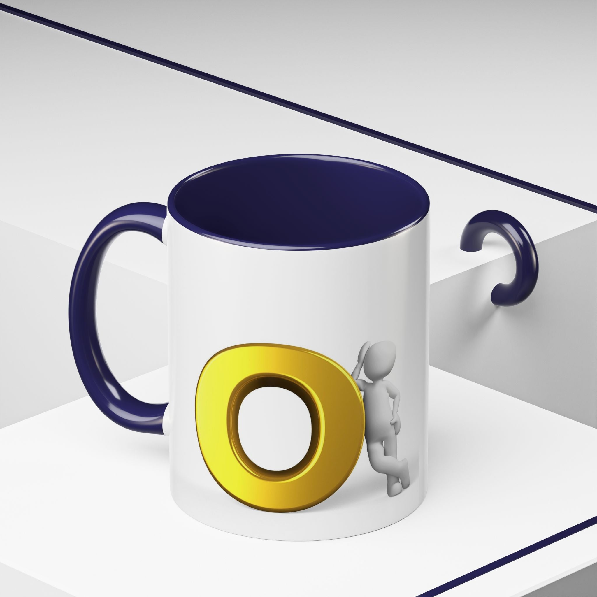 3D Strichmännchen, das sich an Goldbuchstaben O Tasse lehnt | Akzent-Kaffeetasse