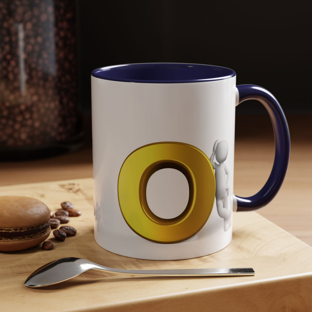3D Strichmännchen, das sich an Goldbuchstaben O Tasse lehnt | Akzent-Kaffeetasse