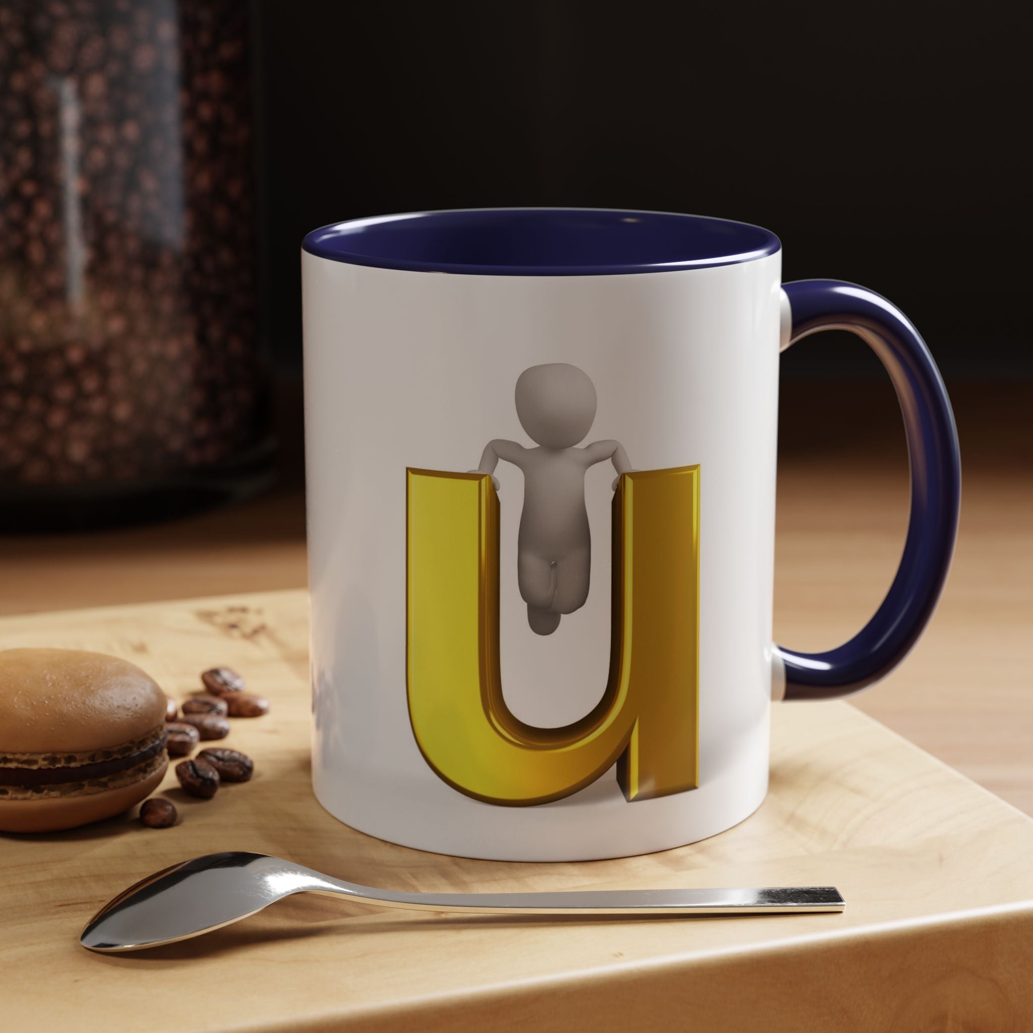 Mug de café accentué avec une personne 3D accrochée à la lettre U en or