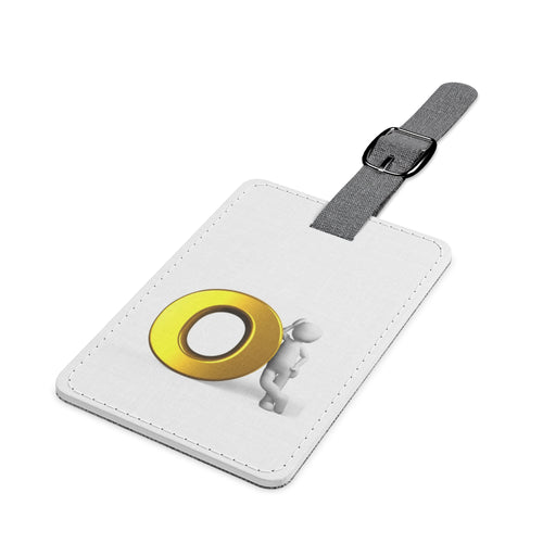 Étiquette de bagage 3D représentant une figurine poussant la lettre O dorée | Polyester Saffiano