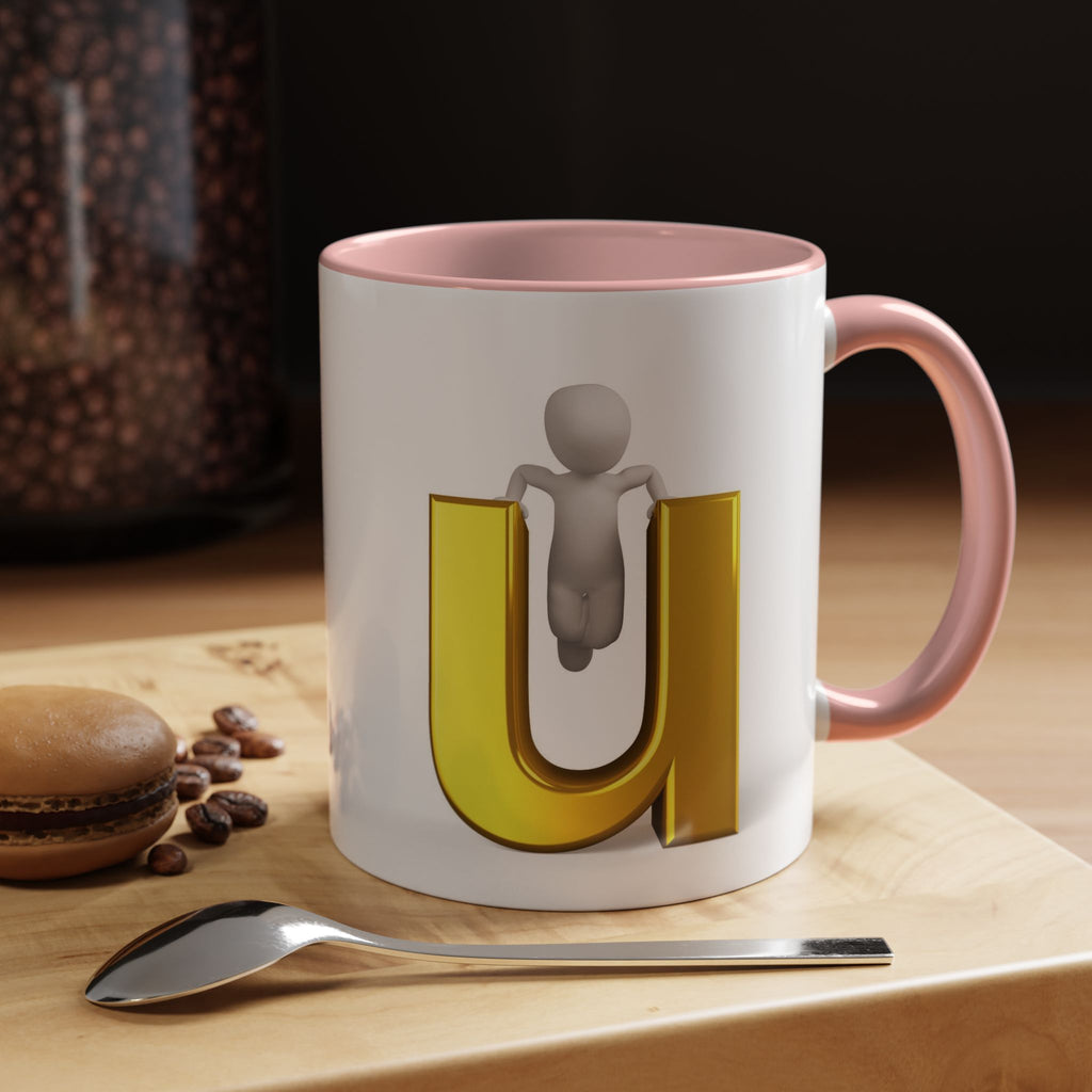 Mug de café accentué avec une personne 3D accrochée à la lettre U en or