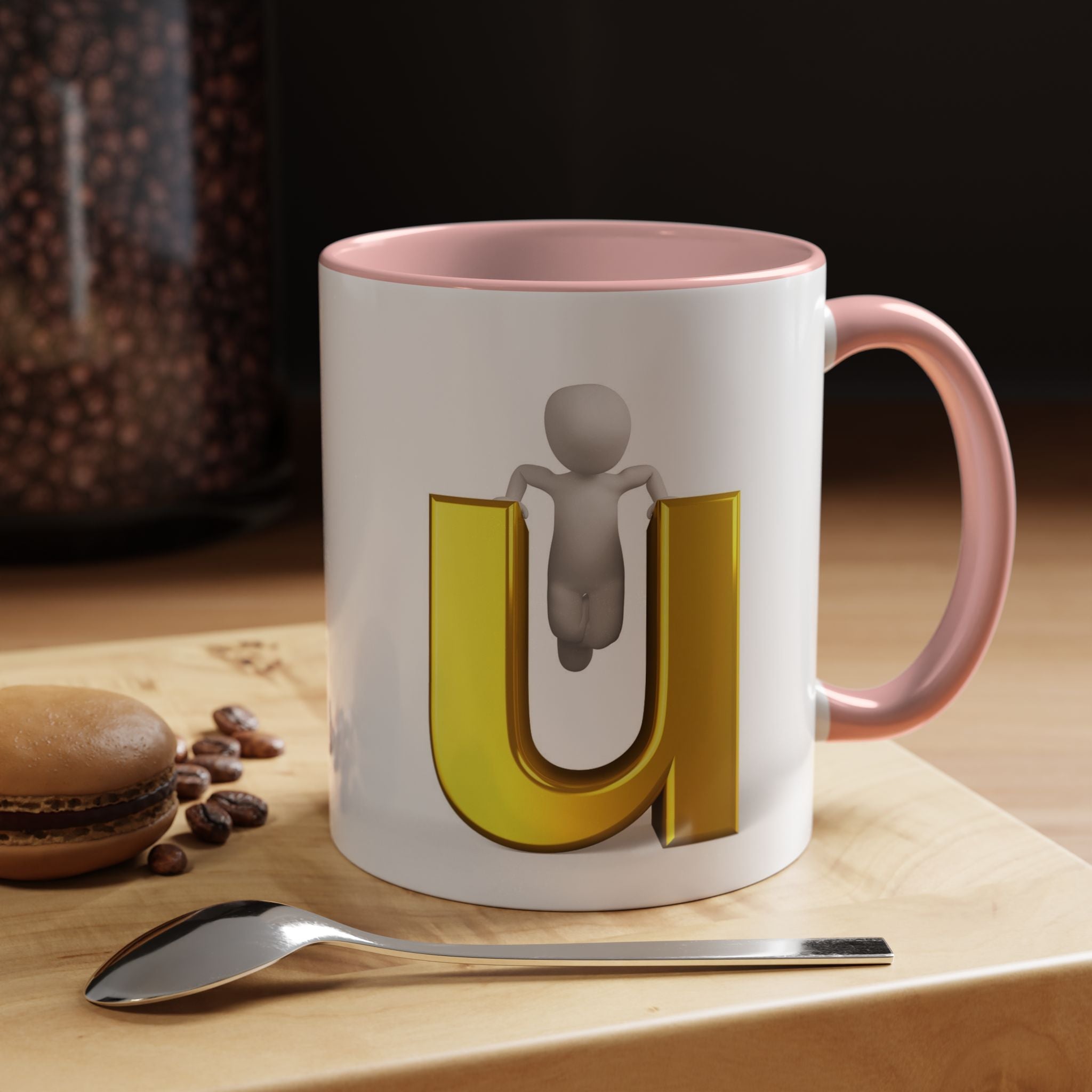 Mug de café accentué avec une personne 3D accrochée à la lettre U en or