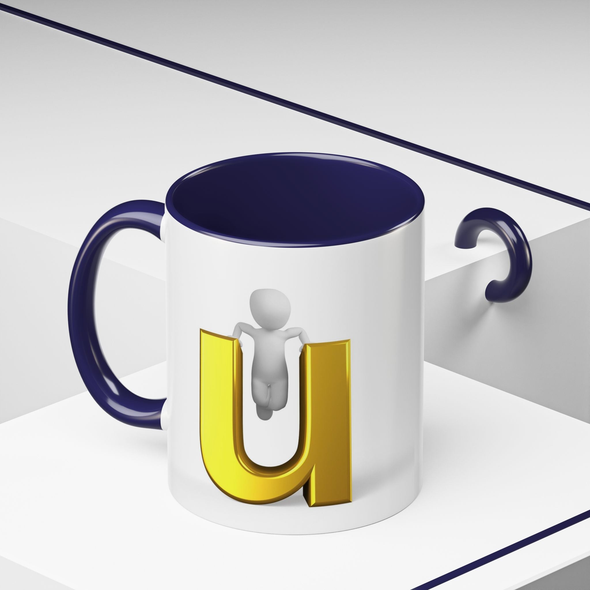 Mug de café accentué avec une personne 3D accrochée à la lettre U en or