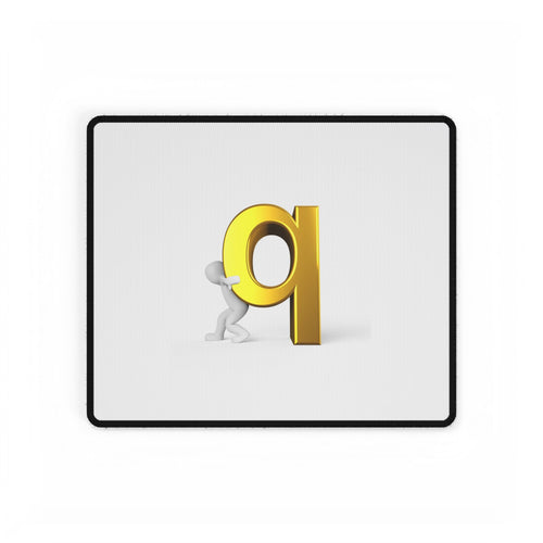 Tapis de bureau lettre Q dorée poussée par figurine 3D | Grand tapis de souris