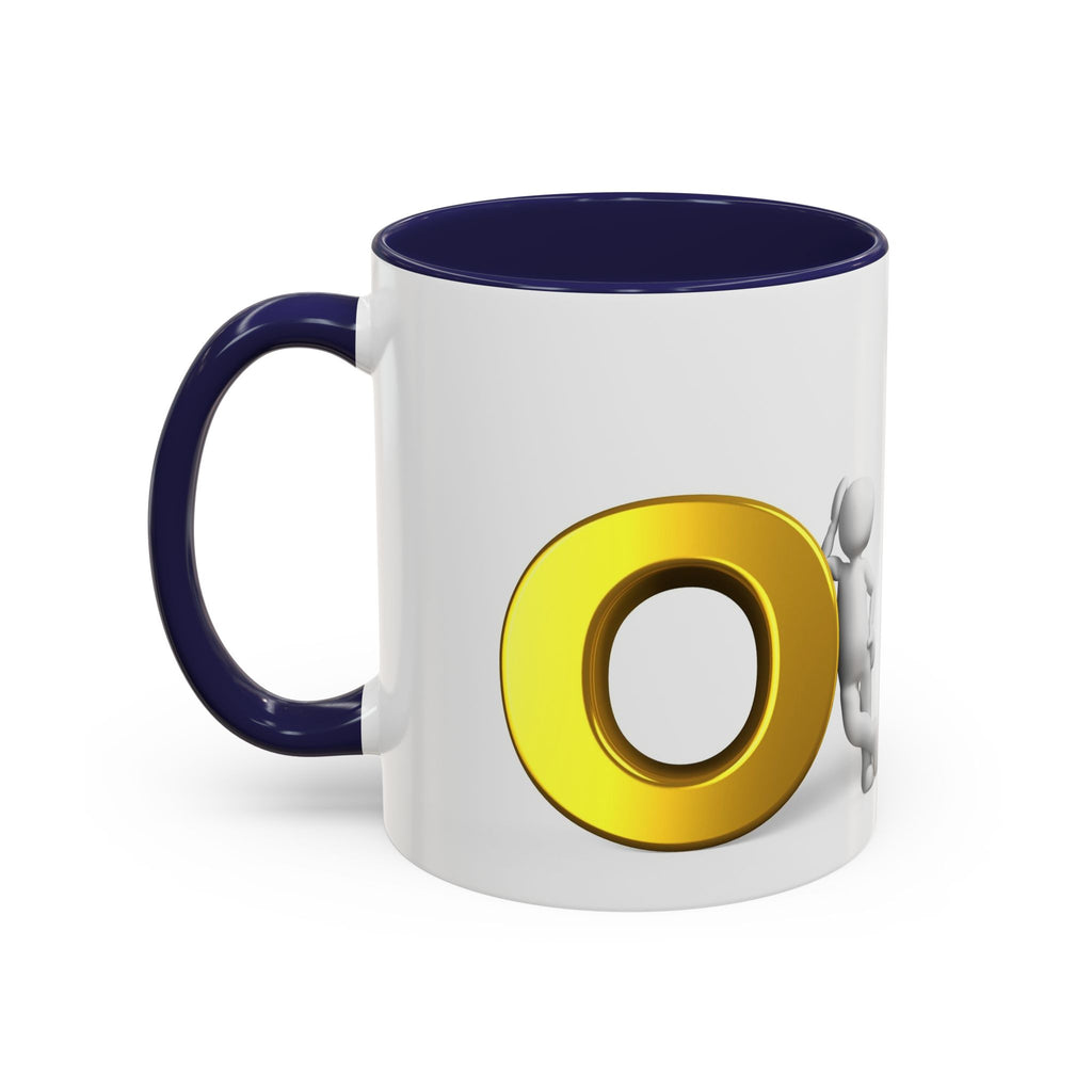3D Strichmännchen, das sich an Goldbuchstaben O Tasse lehnt | Akzent-Kaffeetasse