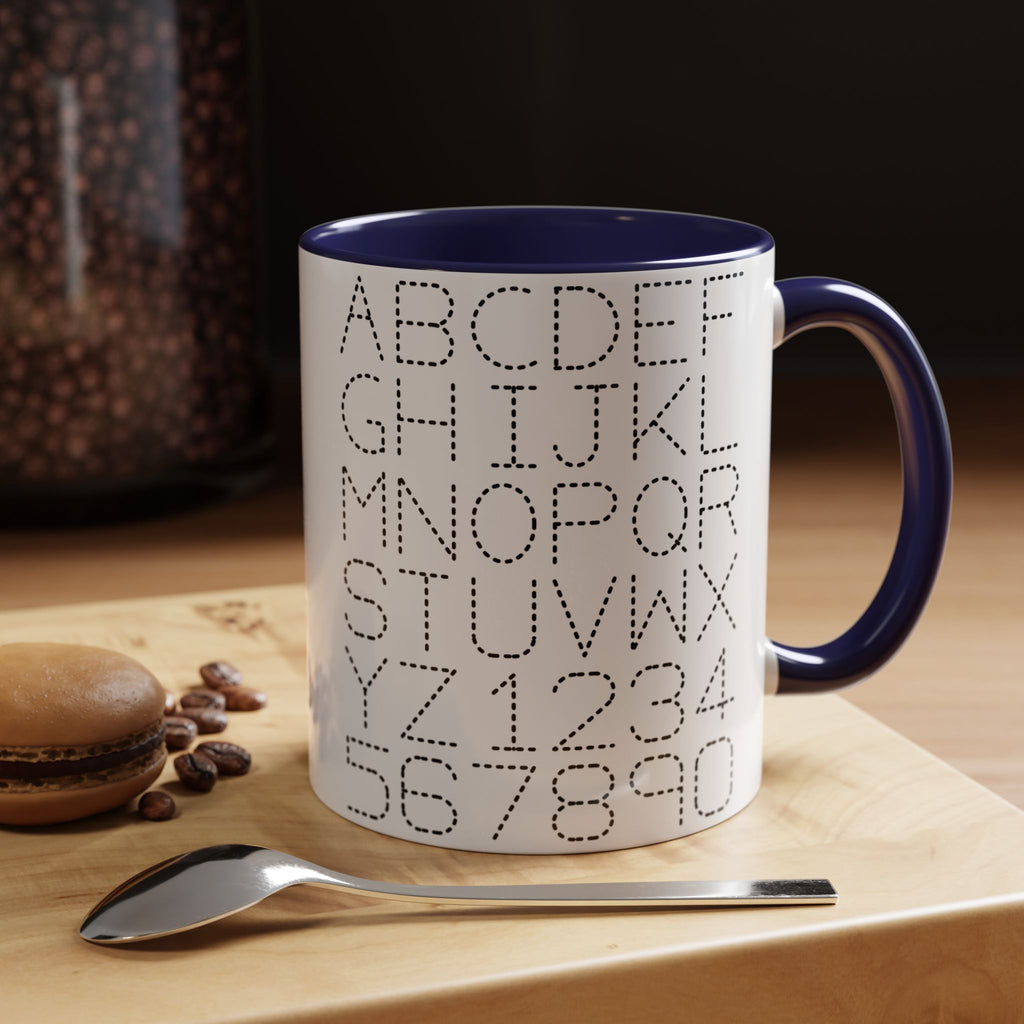 Kaffeetasse mit gepunkteten Buchstaben und Zahlen