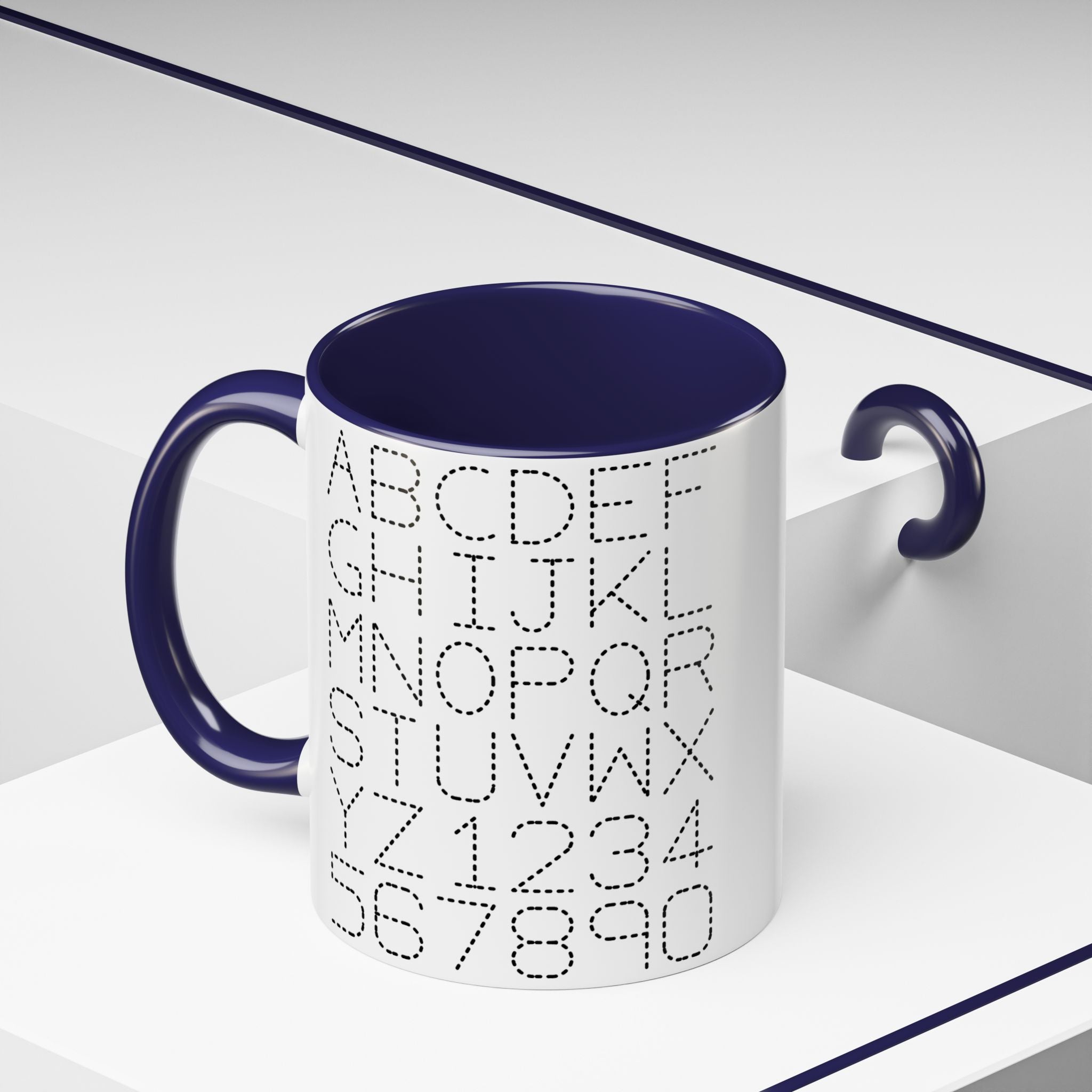 Kaffeetasse mit gepunkteten Buchstaben und Zahlen