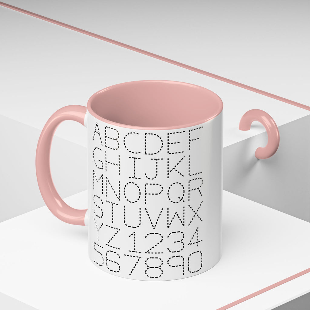 Kaffeetasse mit gepunkteten Buchstaben und Zahlen