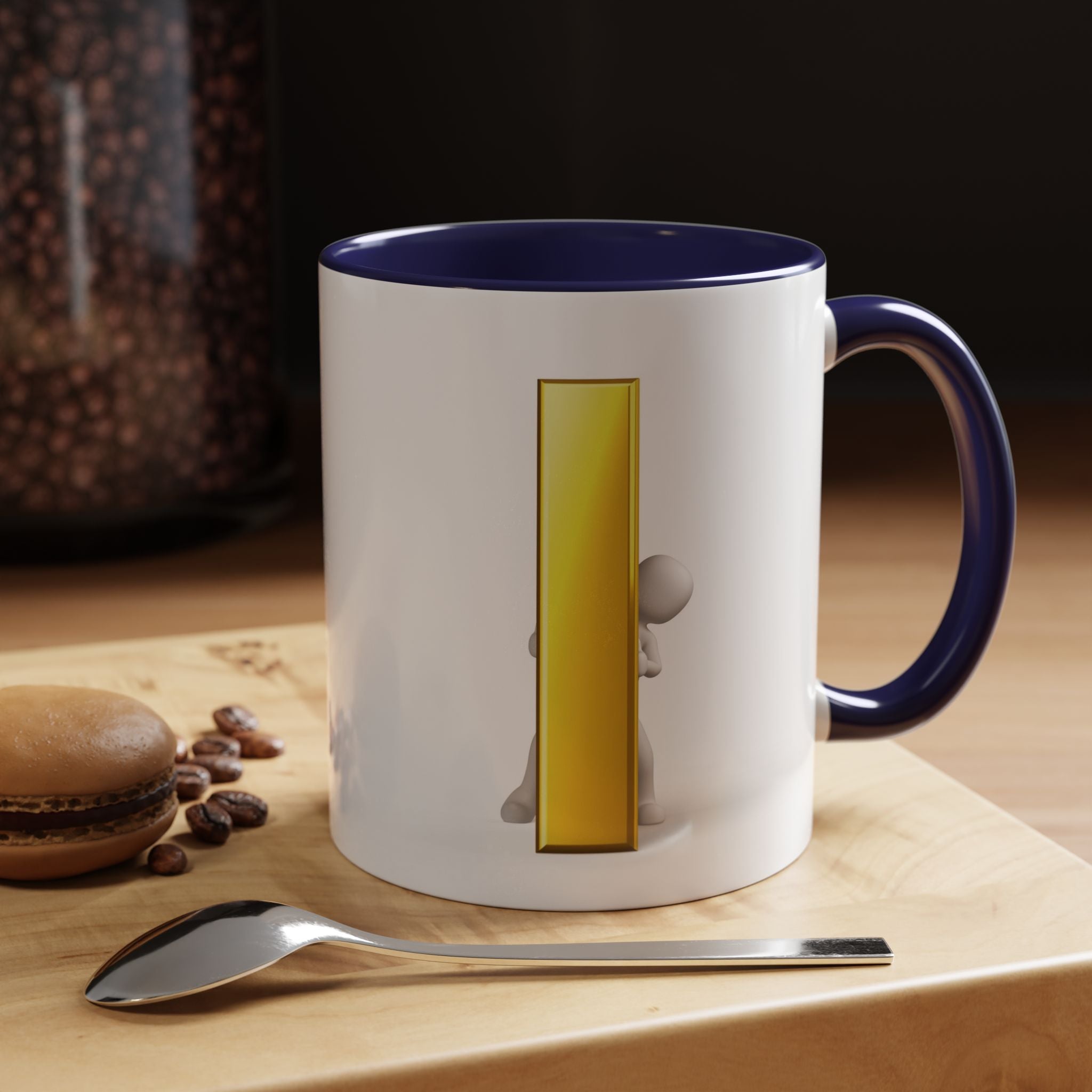 Mug en céramique avec bonhomme allumette jetant un coup d'œil derrière la lettre i dorée | Tasse à café avec anse et intérieur contrastants