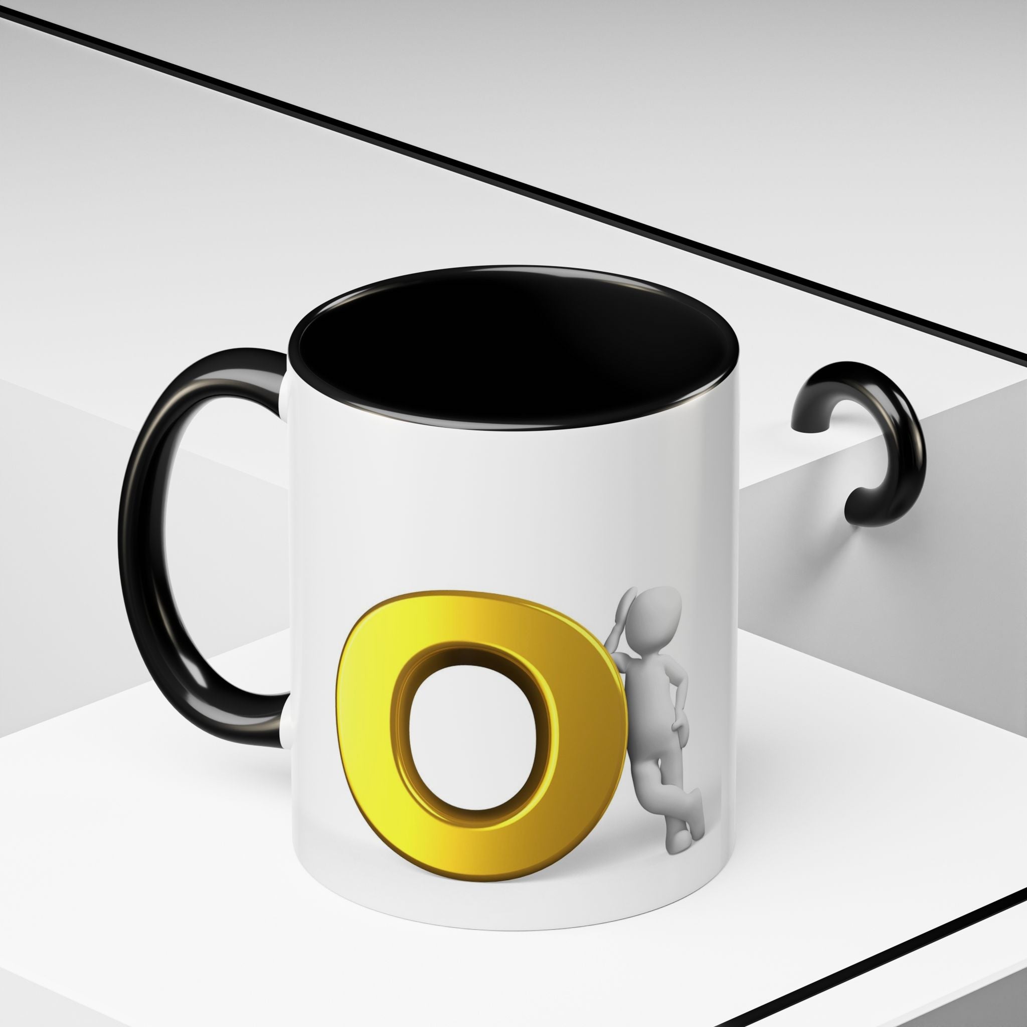 3D Strichmännchen, das sich an Goldbuchstaben O Tasse lehnt | Akzent-Kaffeetasse
