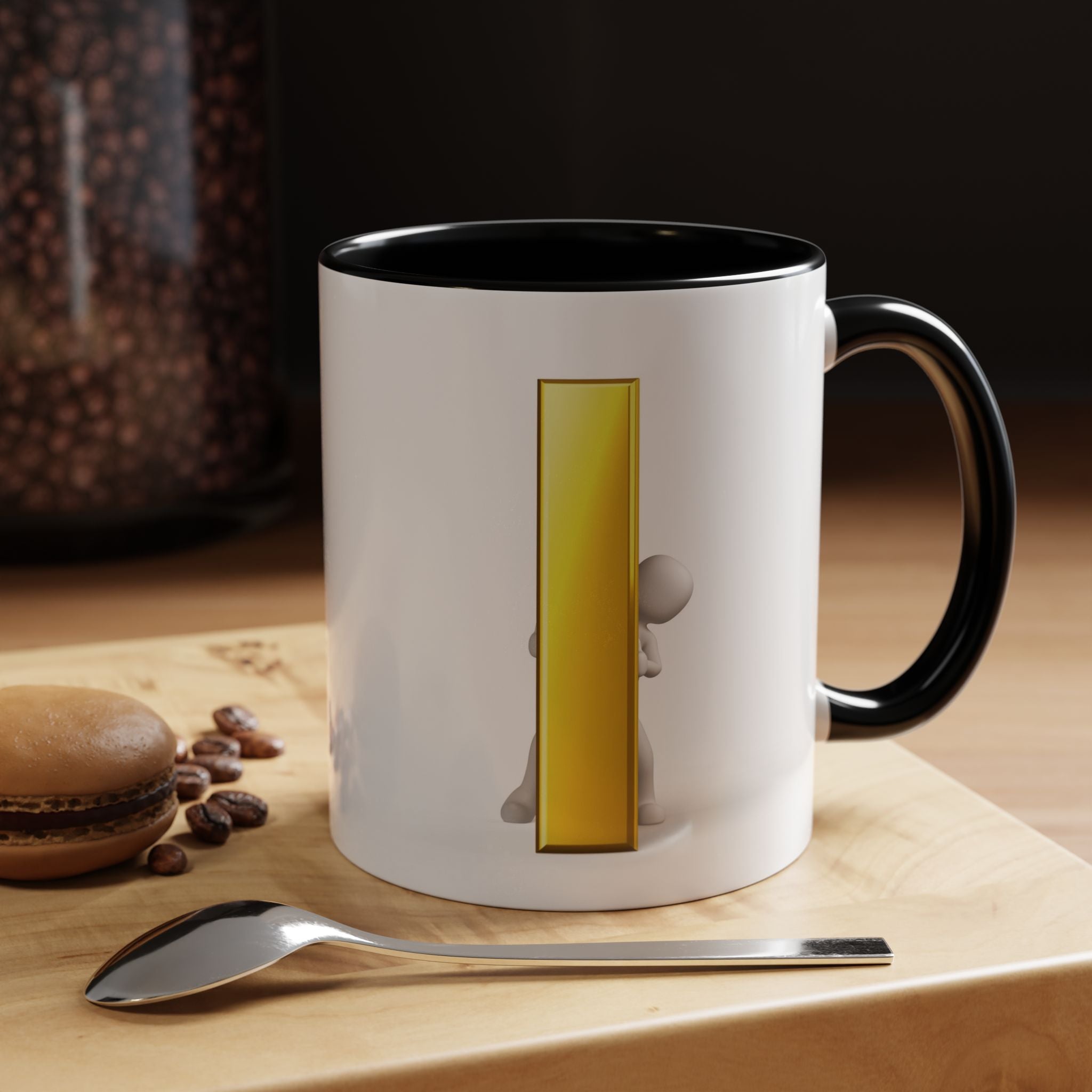 Mug en céramique avec bonhomme allumette jetant un coup d'œil derrière la lettre i dorée | Tasse à café avec anse et intérieur contrastants