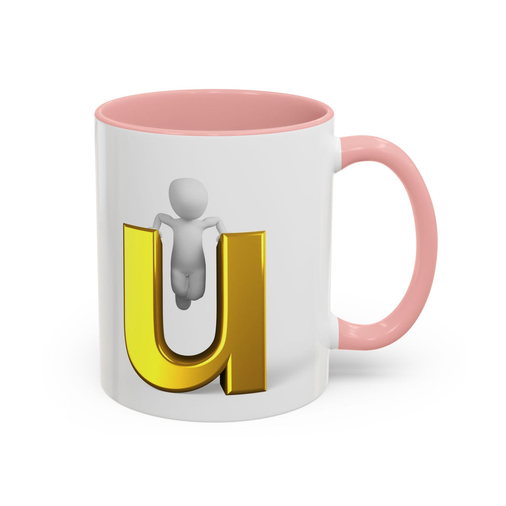 Mug de café accentué avec une personne 3D accrochée à la lettre U en or