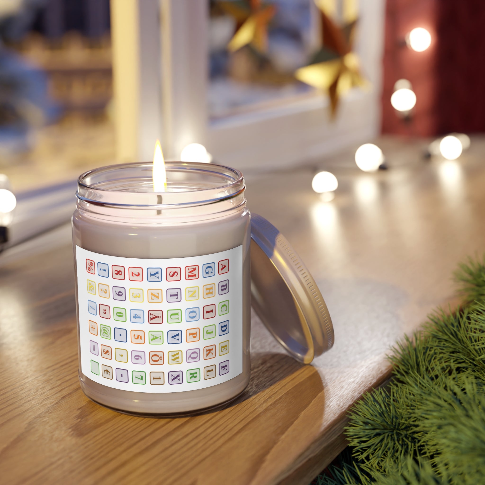 Bougie à motif cubes de l'alphabet | Bougie en cire de soja 9oz | Couvercle blanc