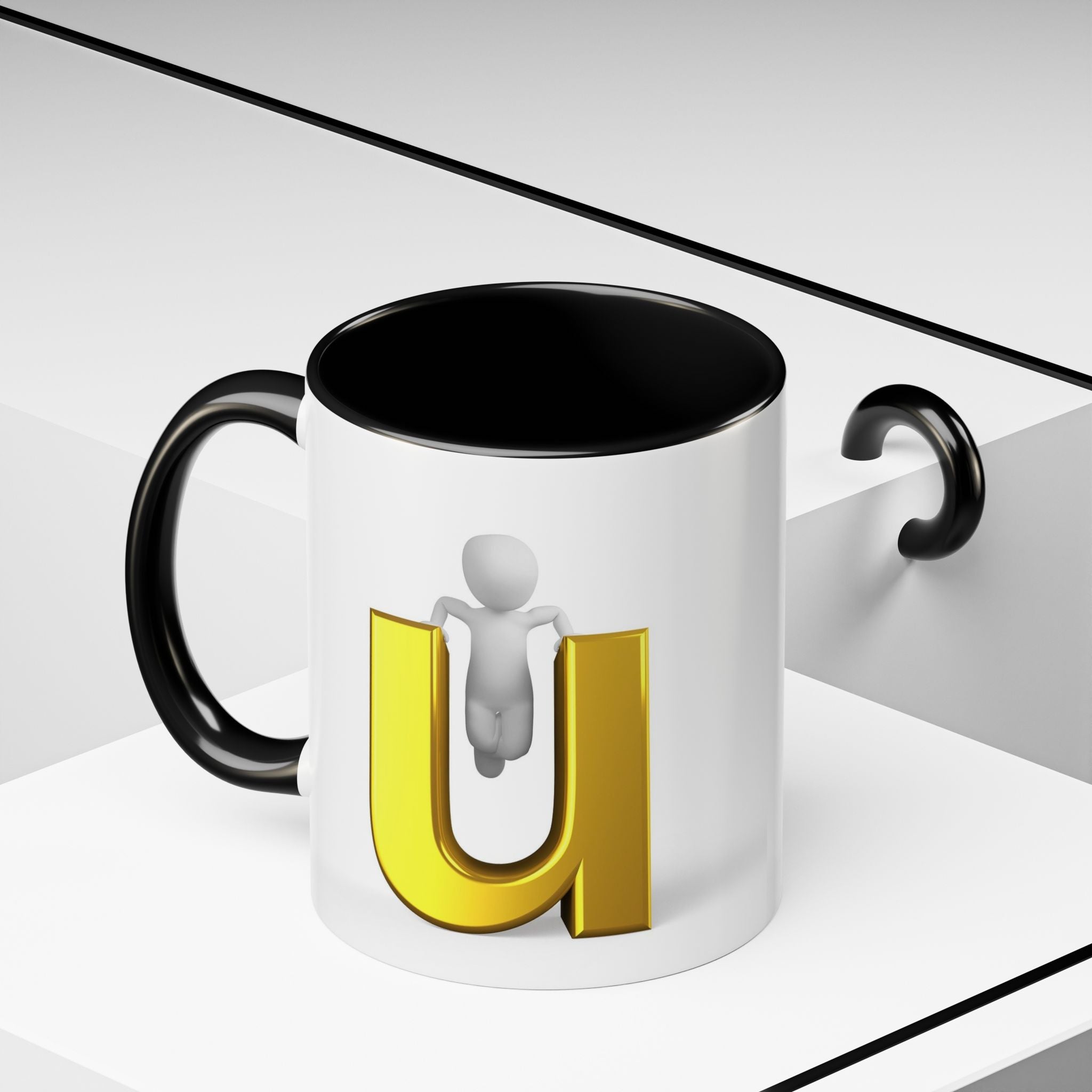 Mug de café accentué avec une personne 3D accrochée à la lettre U en or