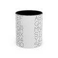 Kaffeetasse mit gepunkteten Buchstaben und Zahlen