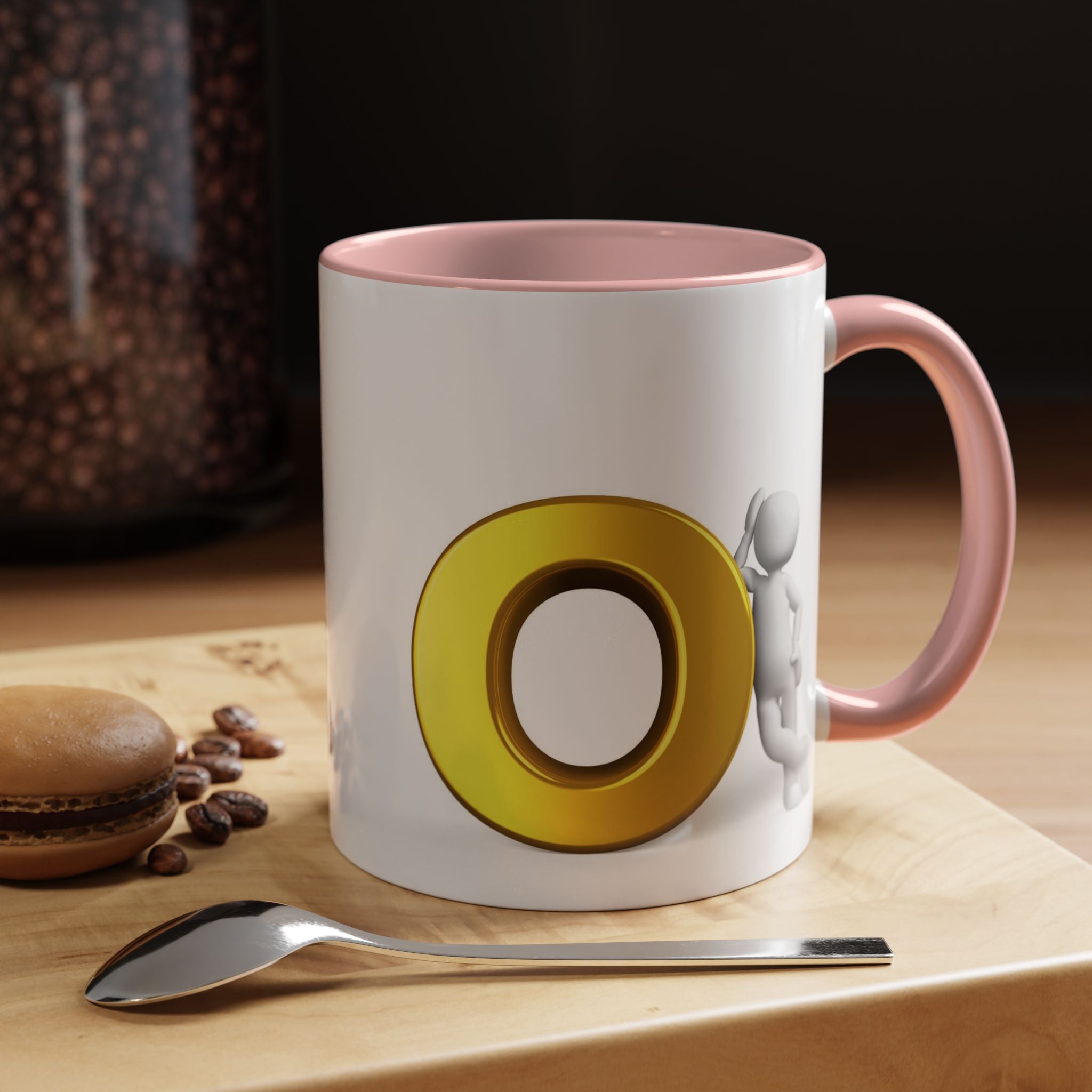 3D Strichmännchen, das sich an Goldbuchstaben O Tasse lehnt | Akzent-Kaffeetasse