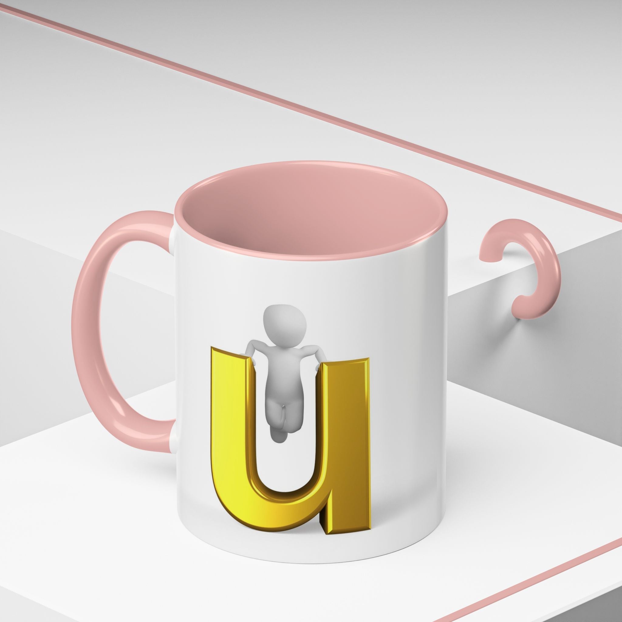 Mug de café accentué avec une personne 3D accrochée à la lettre U en or