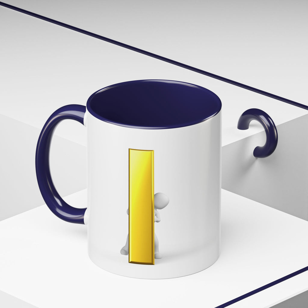 Mug en céramique avec bonhomme allumette jetant un coup d'œil derrière la lettre i dorée | Tasse à café avec anse et intérieur contrastants