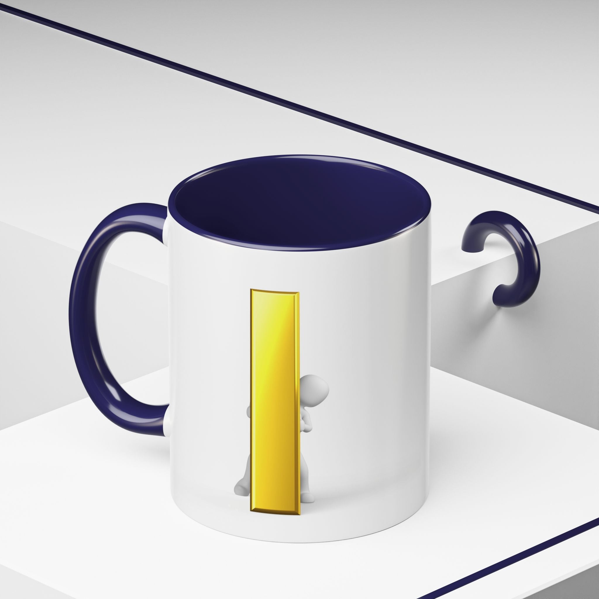 Mug en céramique avec bonhomme allumette jetant un coup d'œil derrière la lettre i dorée | Tasse à café avec anse et intérieur contrastants