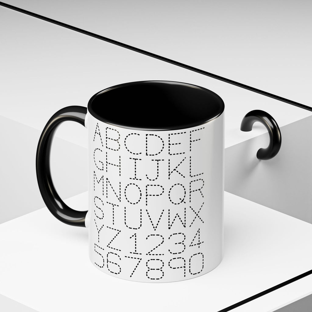 Kaffeetasse mit gepunkteten Buchstaben und Zahlen