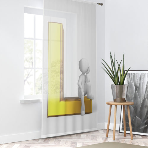 Rideau de fenêtre avec figurine blanche 3D assise sur la lettre L dorée | Décoration d'intérieur initiale de lettre
