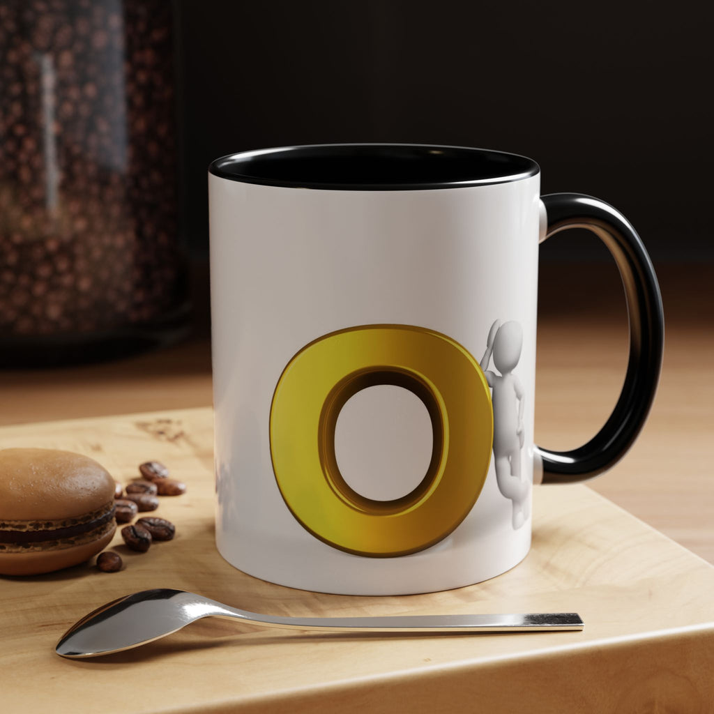 3D Strichmännchen, das sich an Goldbuchstaben O Tasse lehnt | Akzent-Kaffeetasse
