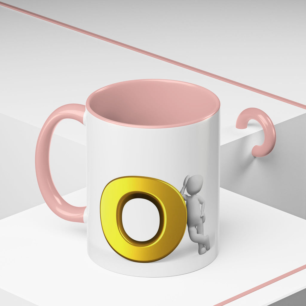 3D Strichmännchen, das sich an Goldbuchstaben O Tasse lehnt | Akzent-Kaffeetasse