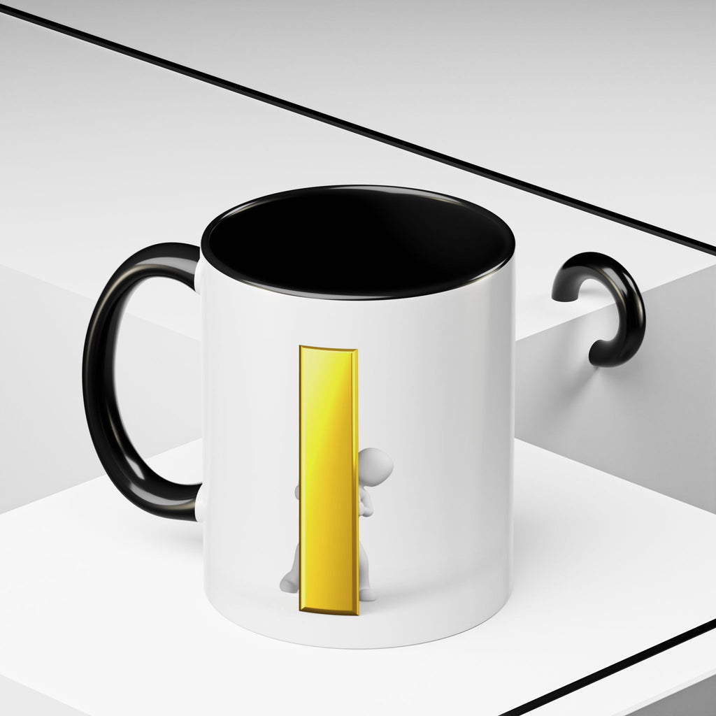 Mug en céramique avec bonhomme allumette jetant un coup d'œil derrière la lettre i dorée | Tasse à café avec anse et intérieur contrastants