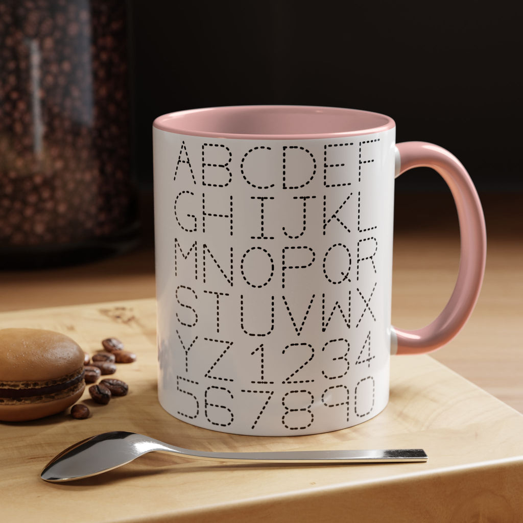 Kaffeetasse mit gepunkteten Buchstaben und Zahlen