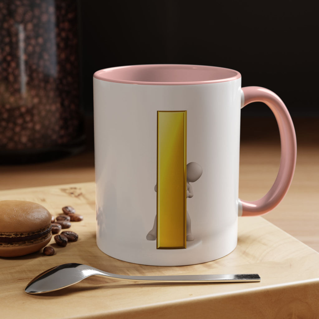 Mug en céramique avec bonhomme allumette jetant un coup d'œil derrière la lettre i dorée | Tasse à café avec anse et intérieur contrastants